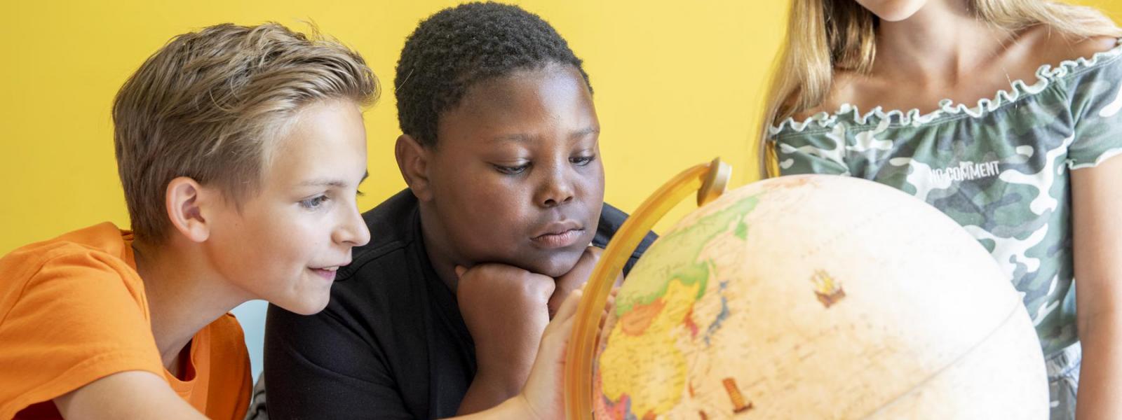 Kinder am Globus